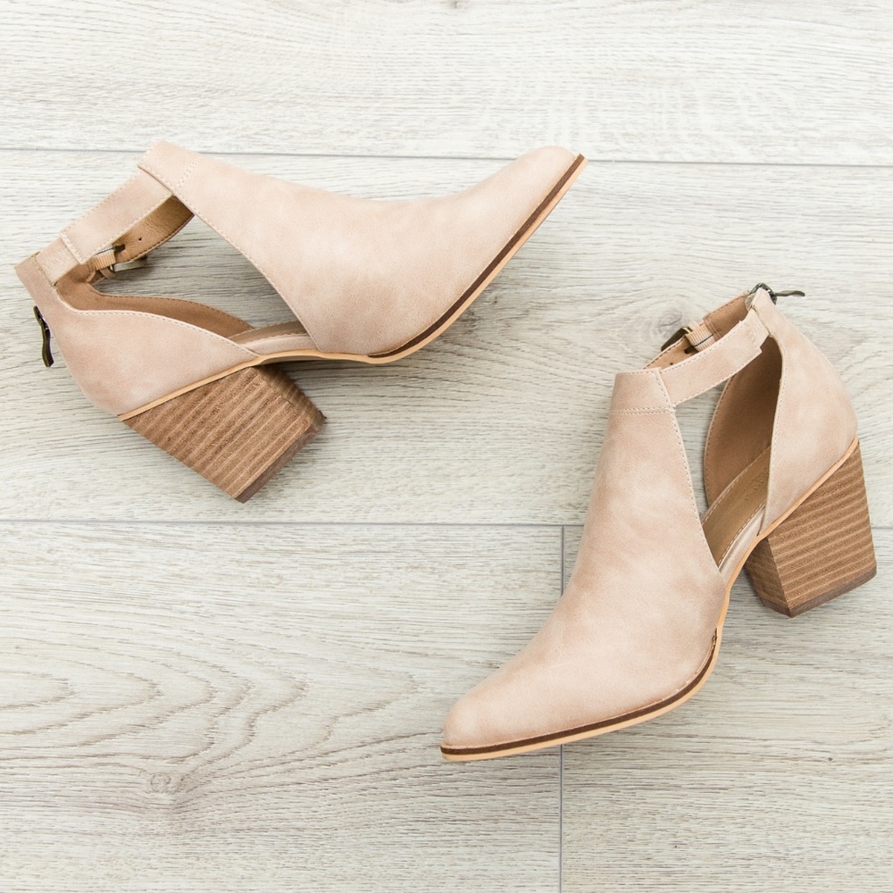 Catherine Malandrino Pointed Toe Cutout Bootie 8.5
